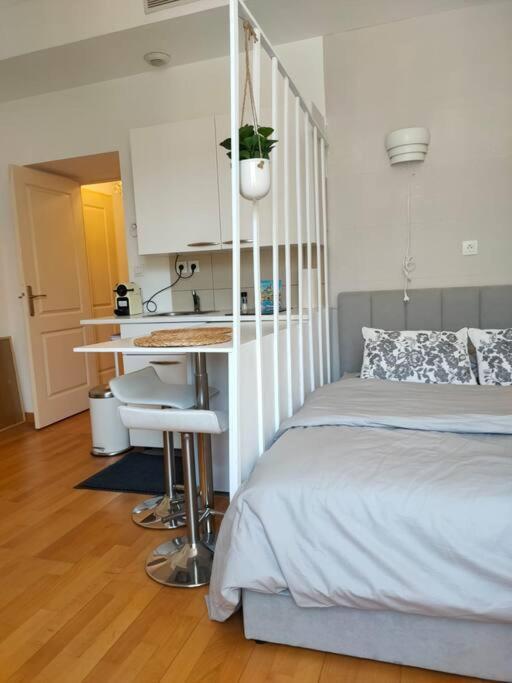 Charmant Studio Quai Joliette Марсель Экстерьер фото